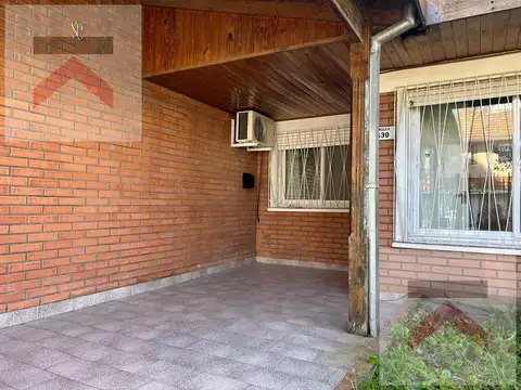 Casa con 2 dormitorios, cochera, patio y parrilla en Martinez!