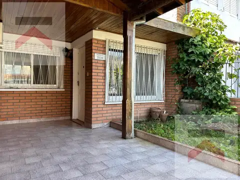 Casa con 2 dormitorios, cochera, patio y parrilla en Martinez!
