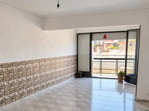 DEPARTAMENTO 2 AMBIENTES AL FRENTE CON BALCON POR ESCALERA  - 45 METROS CUBIERTOS CON BAJAS EXPENSAS