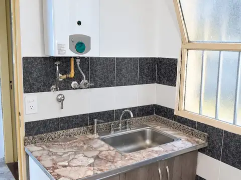 DEPARTAMENTO 2 AMBIENTES AL FRENTE CON BALCON POR ESCALERA  - 45 METROS CUBIERTOS CON BAJAS EXPENSAS