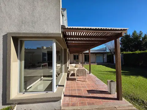 Casa en Venta con 3 cocheras