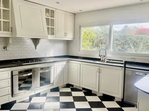 Casa en Venta con 4 cocheras