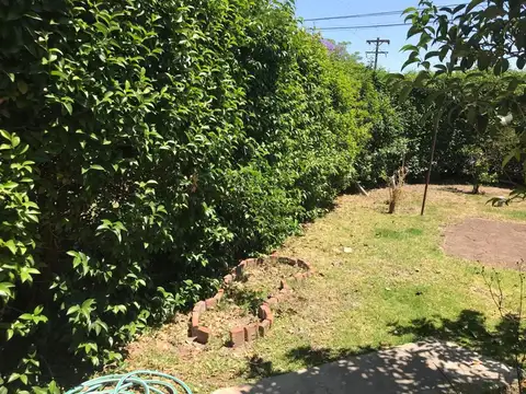 Casa con amplio jardin en Burzaco