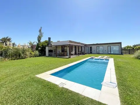Casa 4 ambientes con 3 baños
