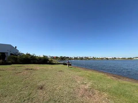 Lote a la laguna 1090 m² en San Gabriel Villanueva