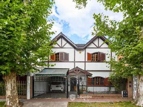 VENTA | PERMUTA - Casa de 3 dormitorios con jardín,  y cochera - Fisherton.