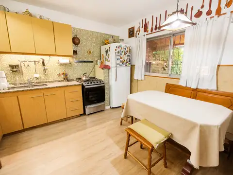 Casa en 2 plantas sobre lote de 8,66 x 41,89 Mts. 5 ambientes. 3 Dormitorios. Playroom. Parque. Excelente propiedad