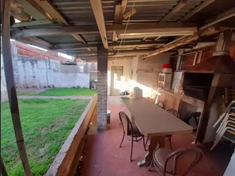 Casa en venta - 4 Dormitorios 3 Baños - Ituzaingó