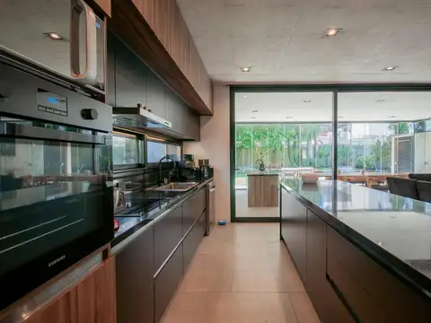 Casa cinco ambientes con pileta en venta - Barrio cerrado Dorrego