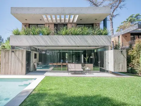 Casa cinco ambientes con pileta en venta - Barrio cerrado Dorrego 