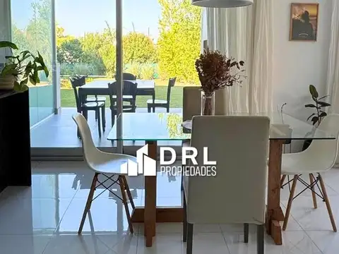 Departamento con salida a jardín en complejo La Rosella