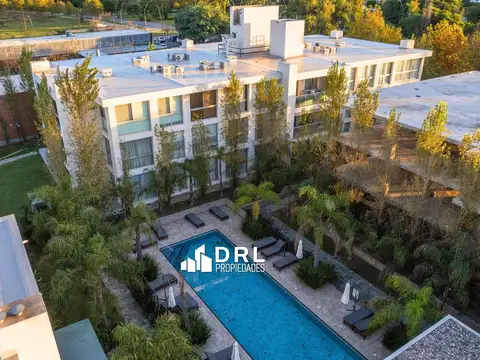 Departamento con salida a jardín en complejo La Rosella