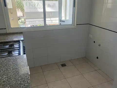 Monoambiente con baulera y cocina independiente