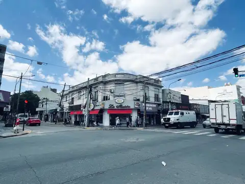 Caseros Centro, 2 amb a una cuadra estacion. Oportunidad 