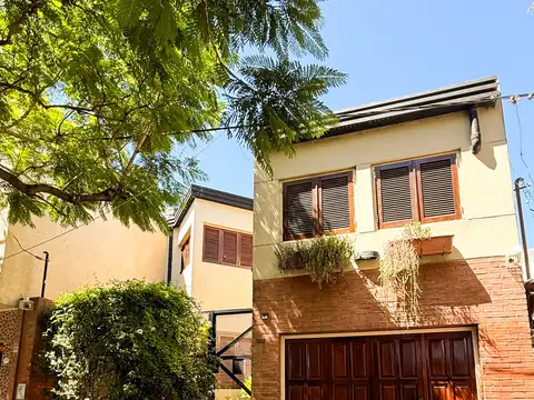 Casa De Categoria En Alquiler En La Plata, Equipada, Tres Dormitorios, Escritorio, Dos Baños, Parque Y Cochera.