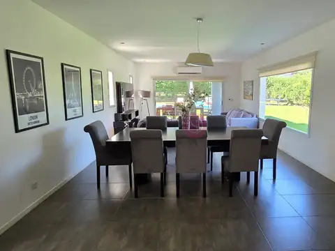 Casa en Venta con 2 cocheras