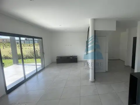 ALQUILER - Casa 6 ambientes con jardin y parrilla
