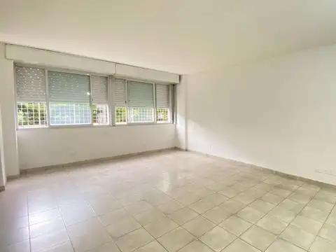 UN AMBIENTE PLANTA BAJA  AL FRENTE