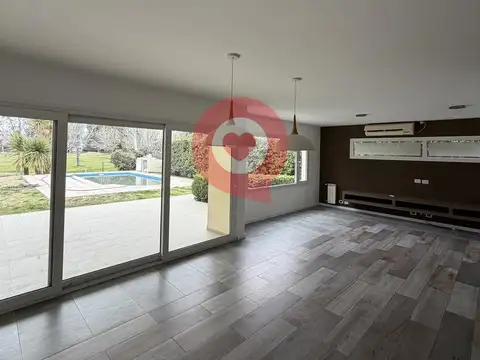 Casa en Alquiler con 2 cocheras