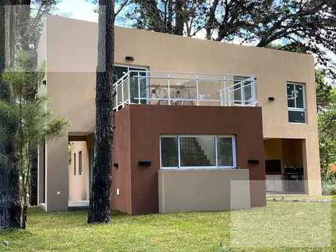 Casa en venta Costa Del Este 3 dormitorios en dos plantas lote 700 mts 214 cubiertos