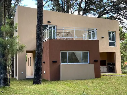 Casa en venta Costa Del Este 3 dormitorios en dos plantas lote 700 mts 214 cubiertos