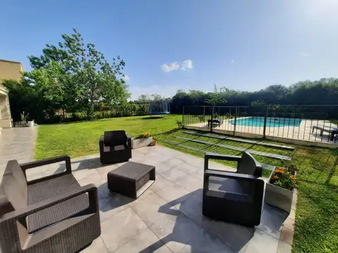 Casa en Alquiler Temporal con 2 cocheras