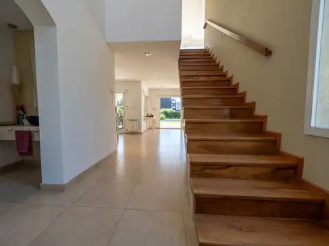 Casa 8 ambientes con 4 baños