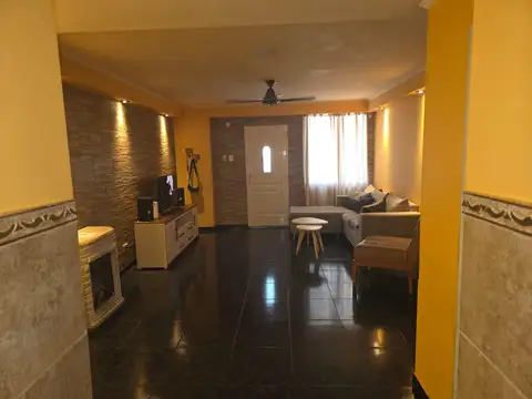 Casa en tres plantas, en excelente estado  venta