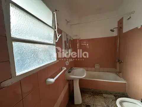 Depto. 2 dorm. con balcón amplio — 63 y 115 — excelente zona universitaria