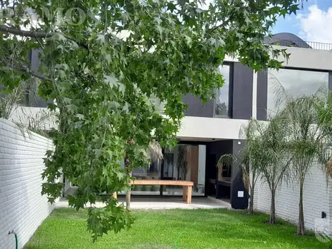 Casa triplex en venta en Béccar