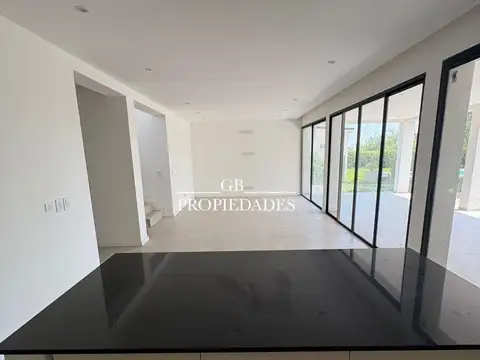 Casa en Venta con 4 cocheras