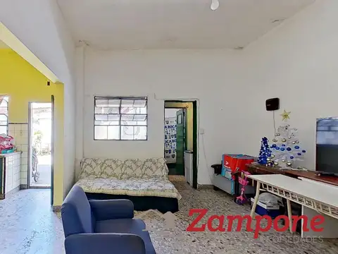 Comercio con vivienda atrás y entrada independiente, en Munro.