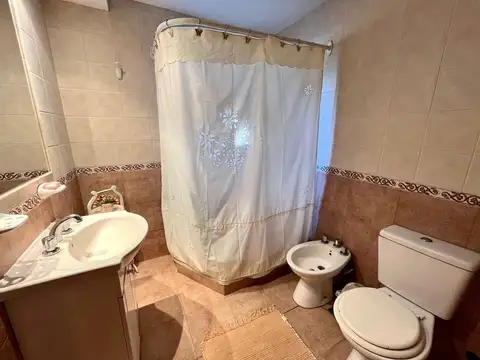 Casa 9 ambientes con 4 baños