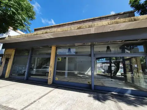 Local en ubicacion estrategica con grandes vidireras sobre ambas avenidas.