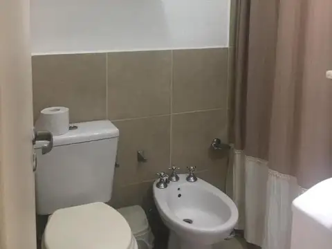 excelente departamento 2 ambientes a cuadras del centro