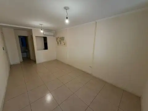 Alquilo Monoambiente Amplio con Balcon, Colon 648