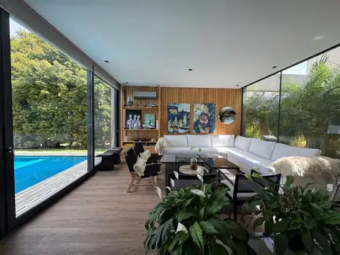 Casa en Venta con 3 cocheras