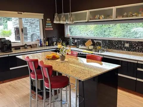 Casa 5 ambientes con 3 baños