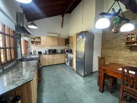 Casa en Venta con 3 cocheras