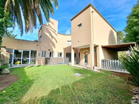 CASA EN VENTA CON PILETA EN BELLA VISTA