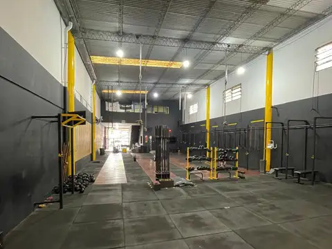Galpón en venta sobre av principal vgg + oficinas