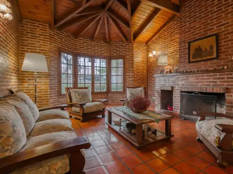 Casa 8 ambientes con 3 baños