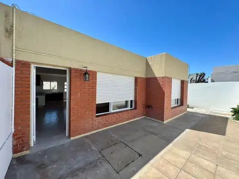 Casa en venta - 2 Dormitorios 1 Baño - 117mts2 - Chivilcoy