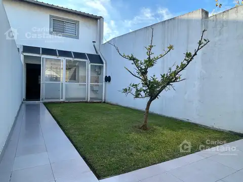 Impecable Dúplex 3 Amb. con Jardín y Cochera