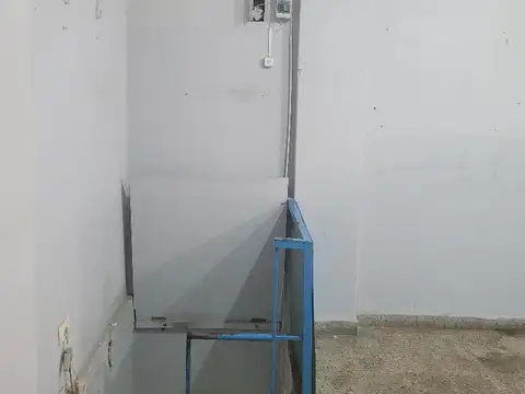 Local en V. Urquiza 33m² + 20m² de sótano c/baño y antebaño