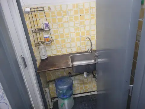 Local en V. Urquiza 33m² + 20m² de sótano c/baño y antebaño