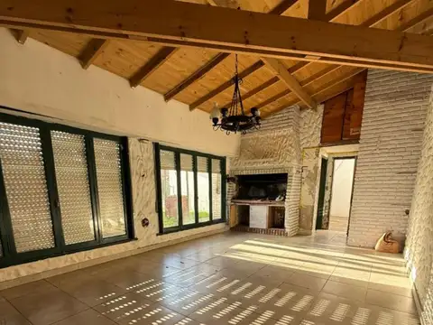 CASA 4 AMBIENTES CON QUINCHO Y JARDÍN SOBRE LOTE ESQUINA EN ZONA MUNDIALISTA