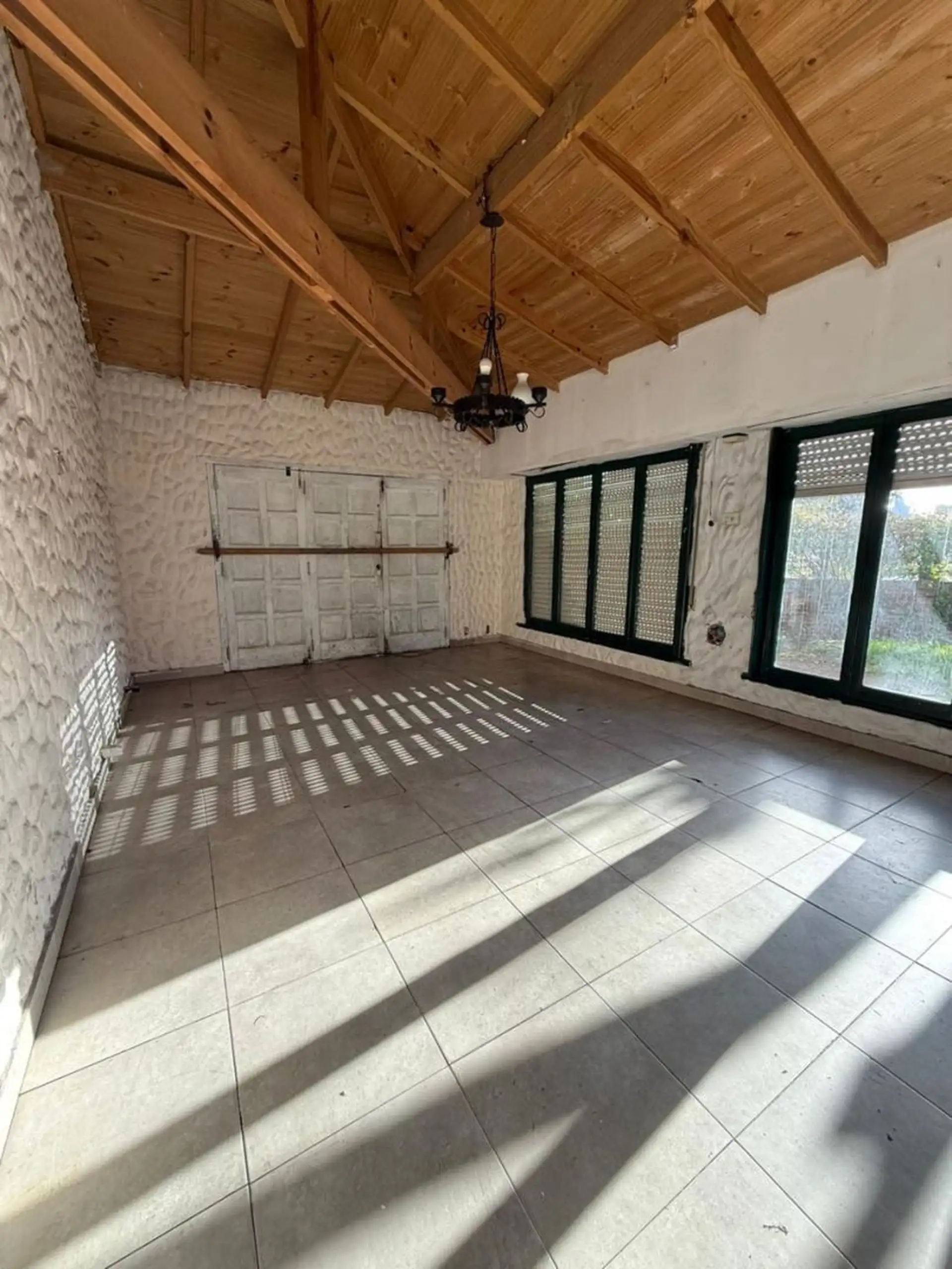 CASA 4 AMBIENTES CON QUINCHO Y JARDÍN SOBRE LOTE ESQUINA EN ZONA MUNDIALISTA