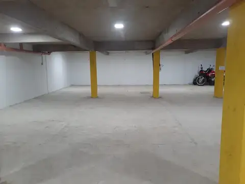 EXCELENTE COCHERA CUBIERTA 