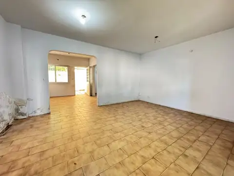 Casa tres ambientes mas tres locales en venta en Merlo